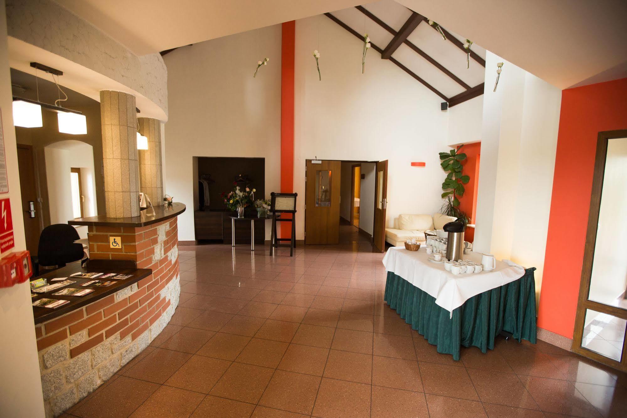 Hotel Daglezja Nad Jeziorem Kornickim Kornik Exterior photo